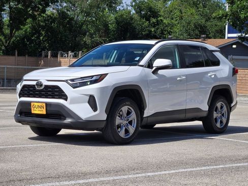 Used 2022 Toyota RAV4 XLE w/ Convenience Package FWD image 8