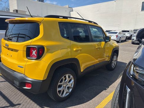 Used 2017 Jeep Renegade Latitude image 4