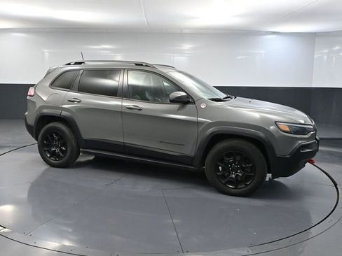 Used 2019 Jeep Cherokee Trailhawk w/ Comfort/Convenience Group AWD/4WD image 3