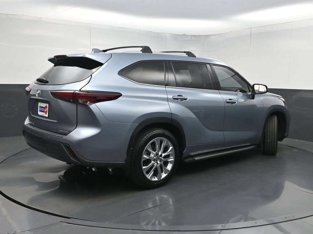 Used 2024 Toyota Highlander Limited FWD image 27