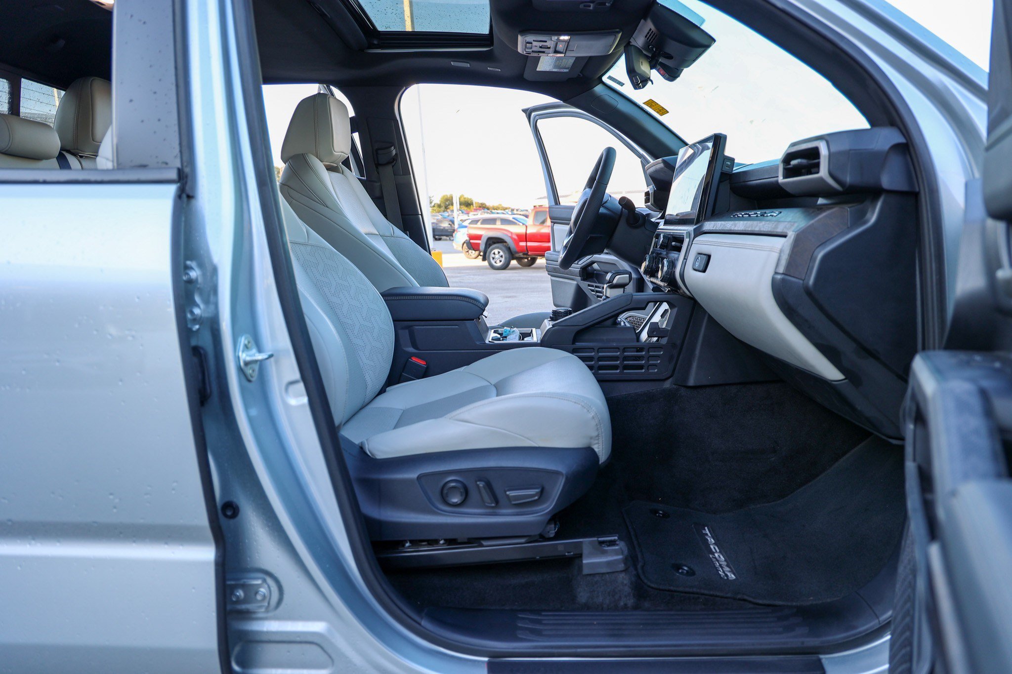 Used 2024 Toyota Tacoma Limited w/ Limited Package (LT) AWD/4WD image 44