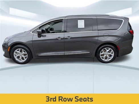 Used 2018 Chrysler Pacifica Touring-L w/ Tire & Wheel Group FWD image 2