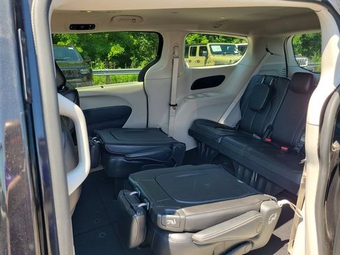 Used 2023 Chrysler Pacifica Touring-L FWD image 8