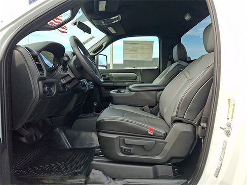 Used 2024 RAM 2500 Tradesman w/ Chrome Appearance Group image 13