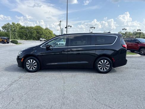 Used 2024 Chrysler Pacifica Limited FWD image 8