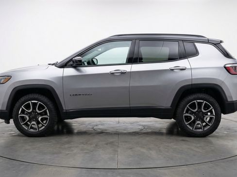 Used 2025 Jeep Compass Trailhawk image 5