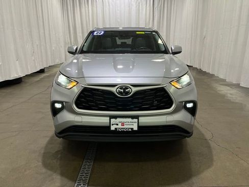 Used 2022 Toyota Highlander XLE AWD/4WD image 9