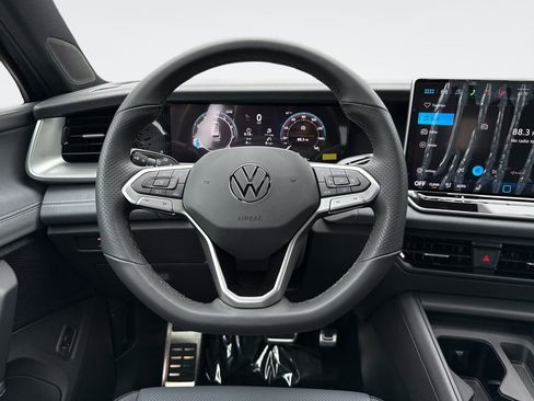 New 2026 Volkswagen Tiguan SE R-Line FWD image 11