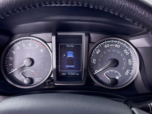 Used 2018 Toyota Tacoma TRD Sport AWD/4WD image 14