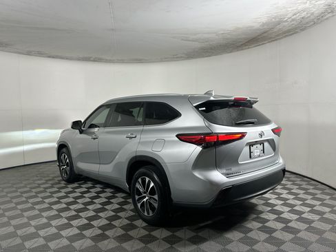 Used 2023 Toyota Highlander XLE FWD image 5