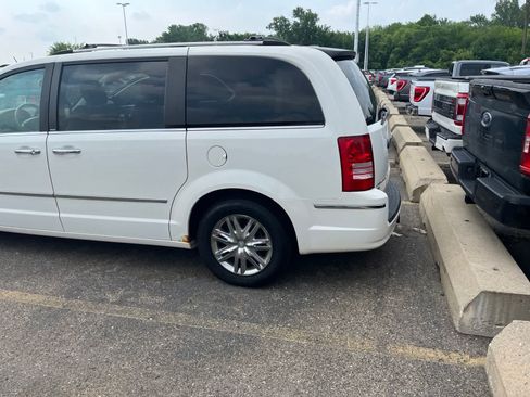 Used 2010 Chrysler Town & Country Limited w/ Entertainment Group #3 FWD image 8