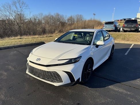 Used 2025 Toyota Camry SE image 7