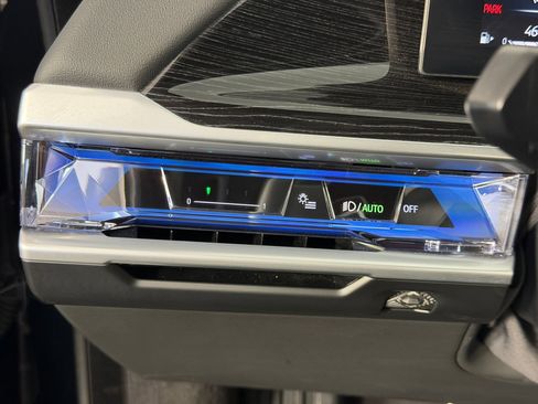 Used 2025 BMW 740i xDrive image 19