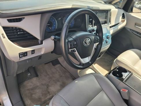 Used 2015 Toyota Sienna XLE FWD image 9