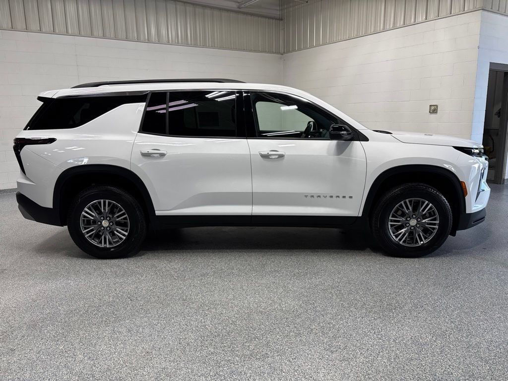 Used 2026 Chevrolet Traverse LT FWD image 8