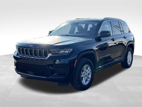 Used 2023 Jeep Grand Cherokee Laredo image 3