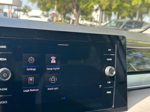 Certified 2025 Volkswagen Taos SE w/ Panoramic Sunroof Package FWD image 17