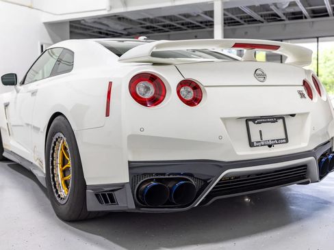 Used 2017 Nissan GT-R Premium w/ Premium Interior Package AWD/4WD image 17