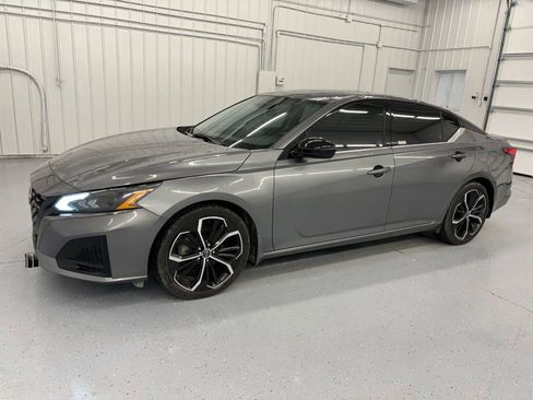 Used 2023 Nissan Altima 2.5 SR w/ SR Premium Package image 1