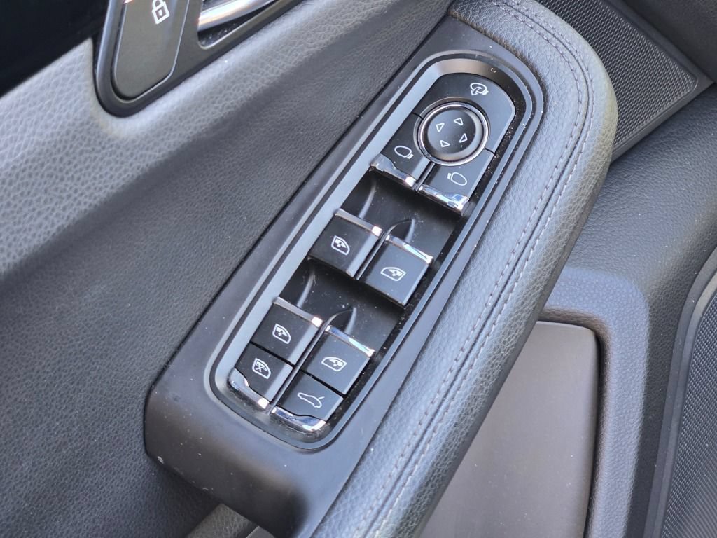 Certified 2024 Porsche Macan AWD/4WD image 18