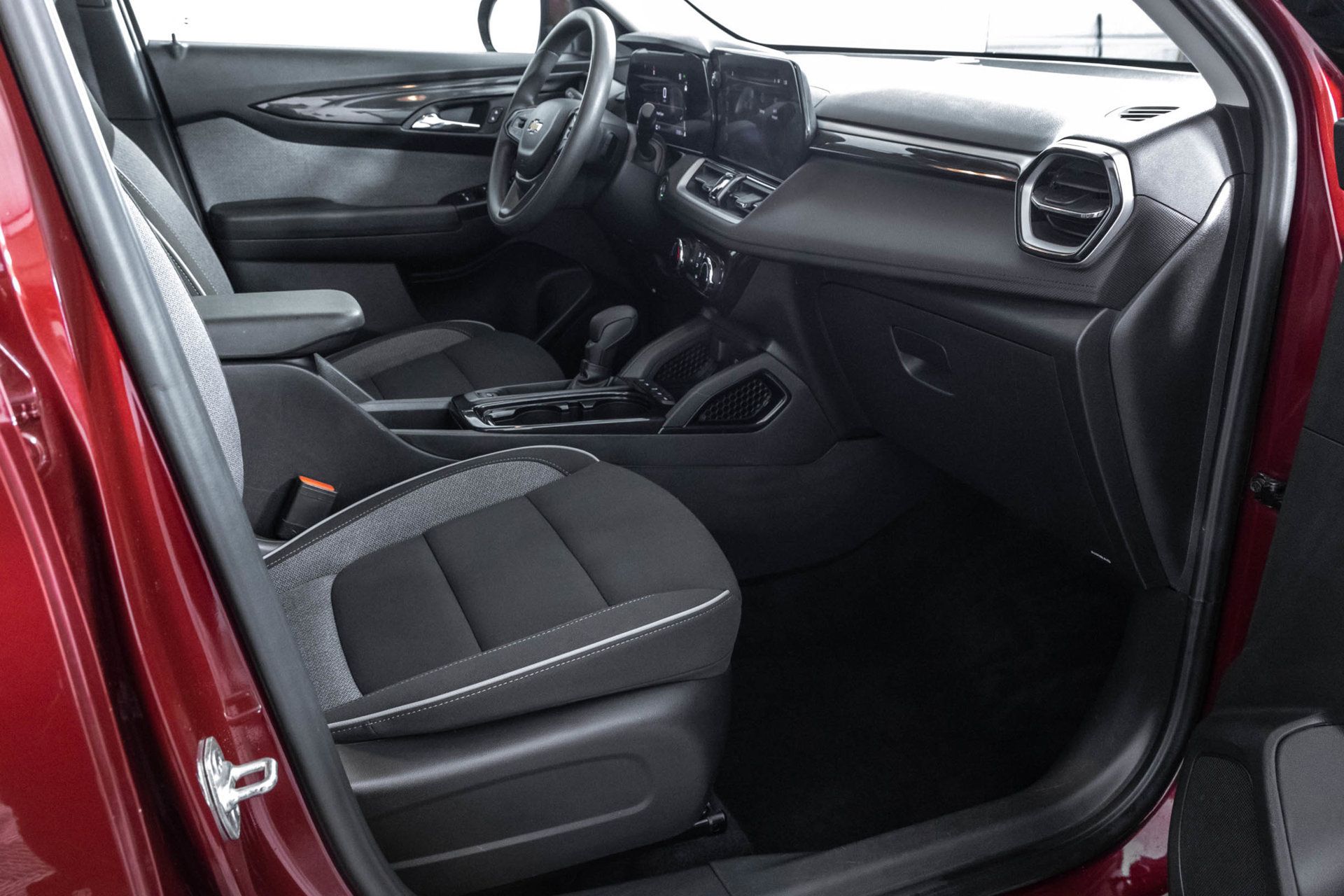 Used 2025 Chevrolet TrailBlazer LT AWD/4WD image 38
