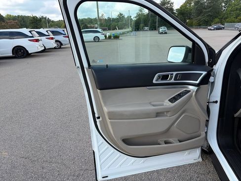 Used 2014 Ford Explorer XLT w/ Equipment Group 202A FWD image 10