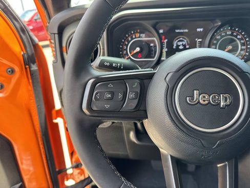 Used 2025 Jeep Gladiator Mojave AWD/4WD image 22