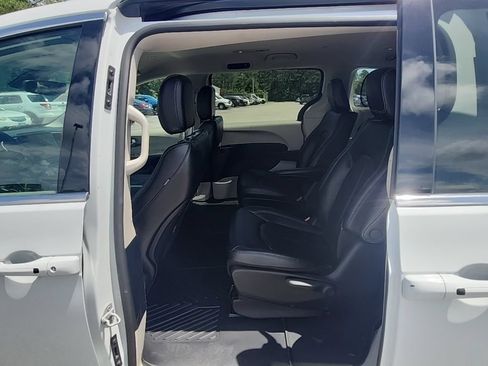 Used 2023 Chrysler Pacifica Touring-L FWD image 27