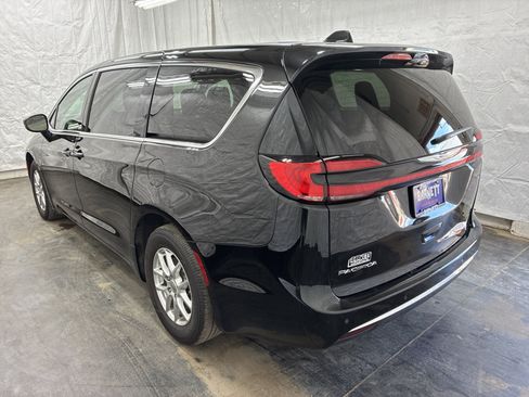 Used 2024 Chrysler Pacifica Touring-L FWD image 6