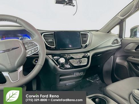 Used 2025 Chrysler Pacifica Select AWD/4WD image 22