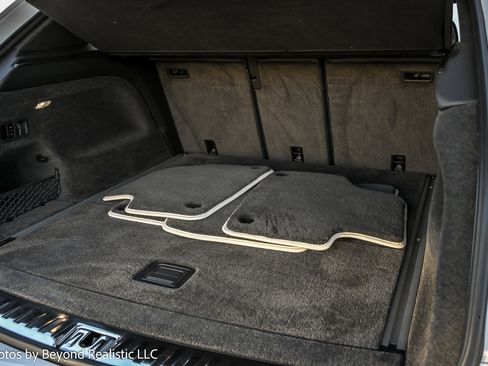 Used 2024 Bentley Bentayga image 17