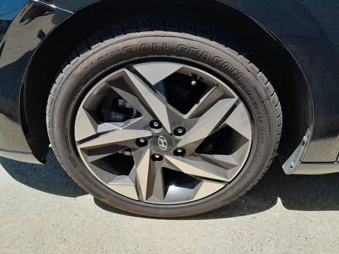 Used 2023 Hyundai Elantra SEL w/ Convenience Package FWD image 9