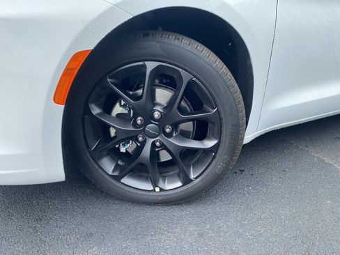 New 2027 Chrysler Pacifica Limited w/ S Appearance Package FWD image 14