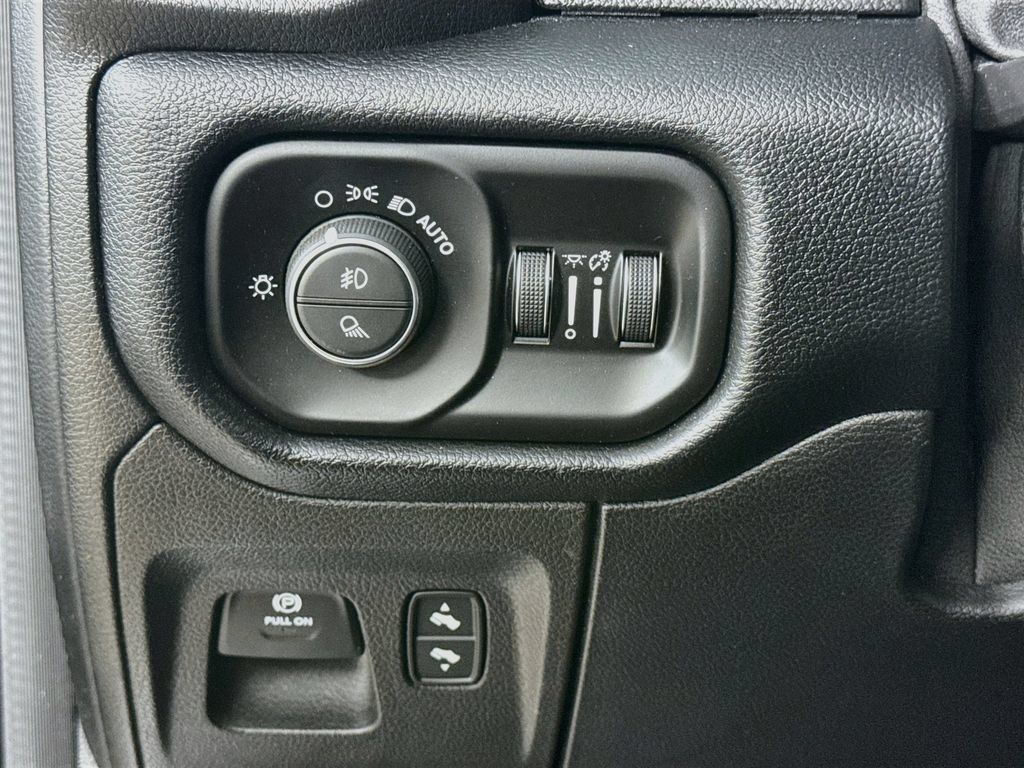Used 2021 RAM 1500 Laramie AWD/4WD image 12