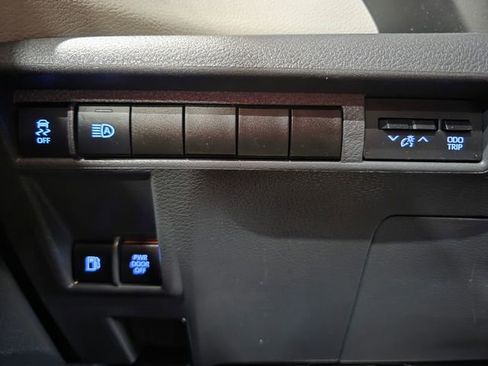 Used 2023 Toyota Sienna XLE image 19