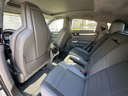 Certified 2023 Porsche Cayenne Turbo AWD/4WD image 31