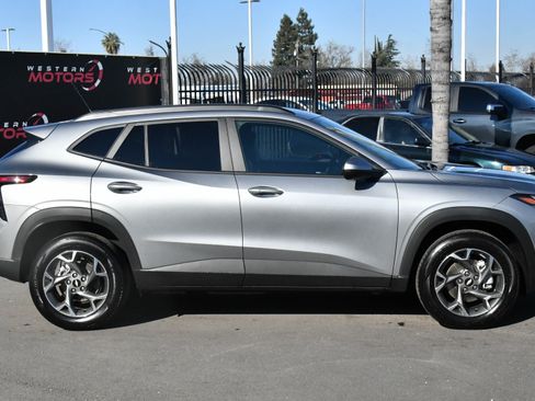 Used 2025 Chevrolet Trax LT w/ LT Convenience Package image 9