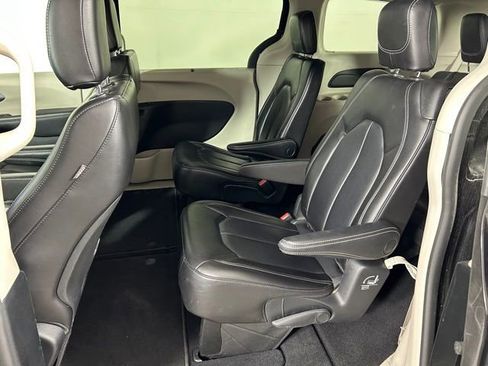 Used 2023 Chrysler Pacifica Touring-L FWD image 21
