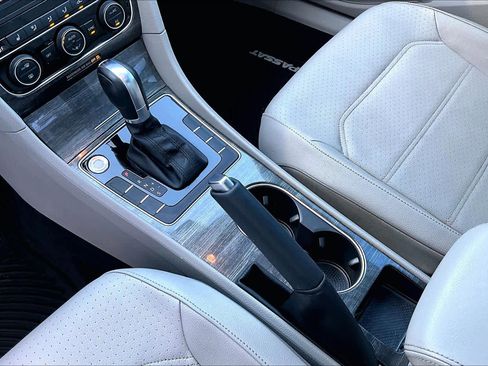 Used 2018 Volkswagen Passat 2.0T SE image 17