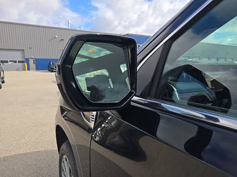 Used 2025 GMC Yukon XL Denali w/ Denali Reserve Package image 8