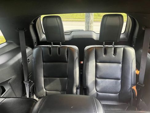 Used 2017 Ford Explorer XLT w/ Equipment Group 202A AWD/4WD image 8
