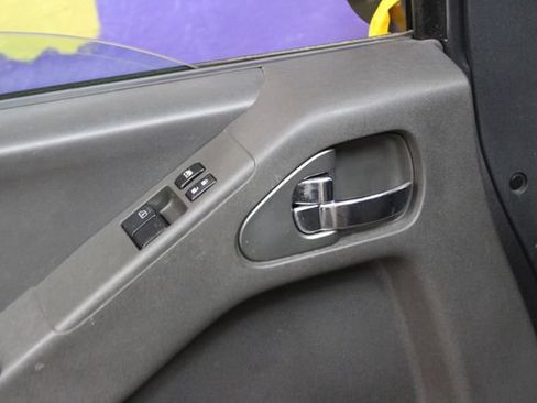 Used 2018 Nissan Frontier SV AWD/4WD image 12
