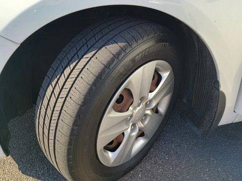 Used 2017 Kia Forte LX image 9