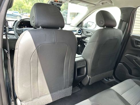 Certified 2025 Chevrolet Trax LT FWD image 16