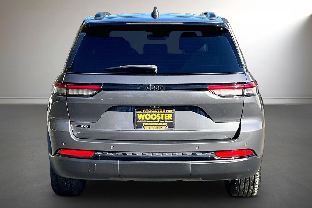 Used 2023 Jeep Grand Cherokee Altitude AWD/4WD image 5