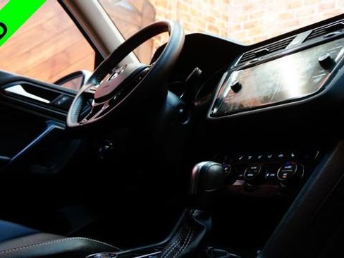 Used 2021 Volkswagen Tiguan SE w/ Panoramic Sunroof Package image 54