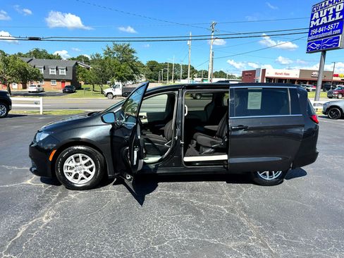 Used 2023 Chrysler Voyager LX image 16