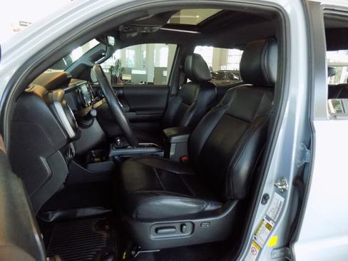 Used 2020 Toyota Tacoma TRD Off-Road w/ TRD Premium Off Road Package AWD/4WD image 21