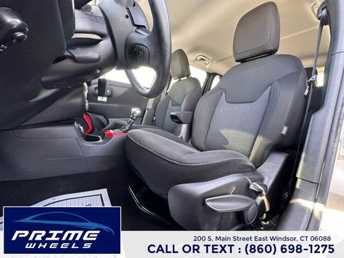 Used 2015 Jeep Renegade Latitude image 10