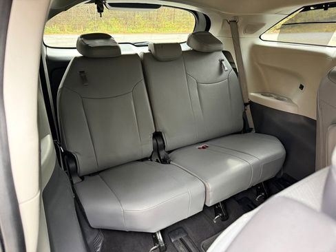 Used 2023 Toyota Sienna Limited image 23